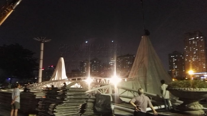 中華龍舟賽膜結(jié)構(gòu)觀禮臺(tái)安裝-燁興膜結(jié)構(gòu) 中華龍舟賽膜結(jié)構(gòu)觀禮臺(tái)安裝.jpg